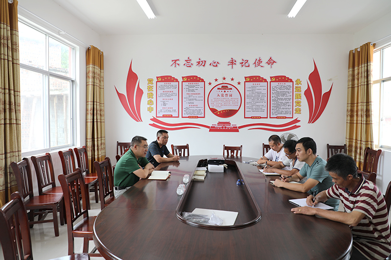 百投集團領(lǐng)導到幫扶聯(lián)系村慰問駐村工作隊員