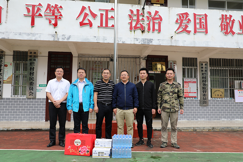 百投集團領(lǐng)導到幫扶聯(lián)系村慰問駐村工作隊員